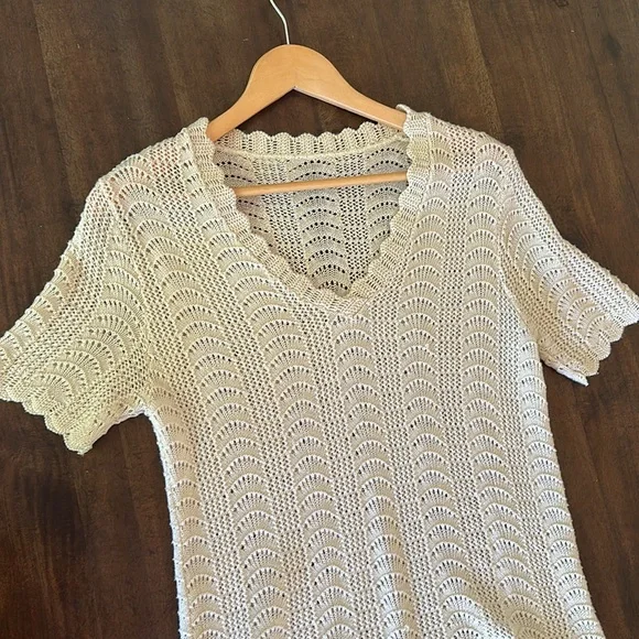 Beige cream Knit Scalloped V-Neck Top fits like a medium - Picture 2 of 5